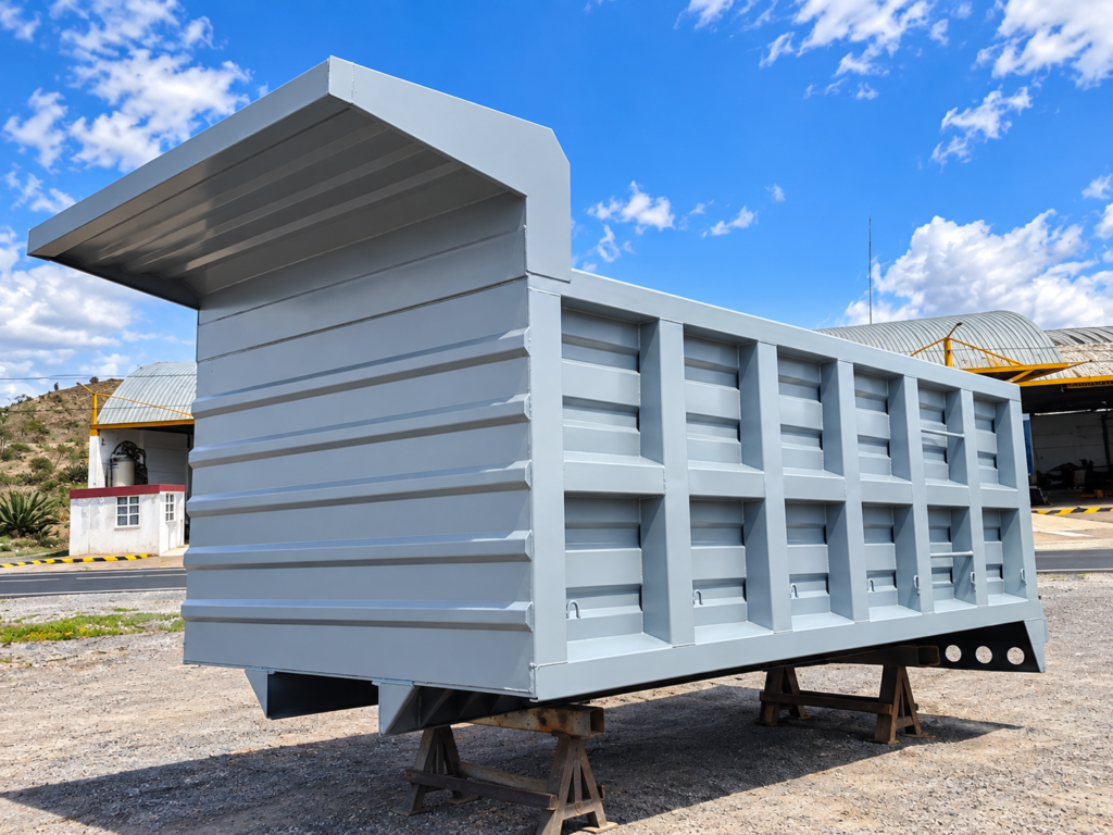 caja de volteo industrial bajo cielo azul